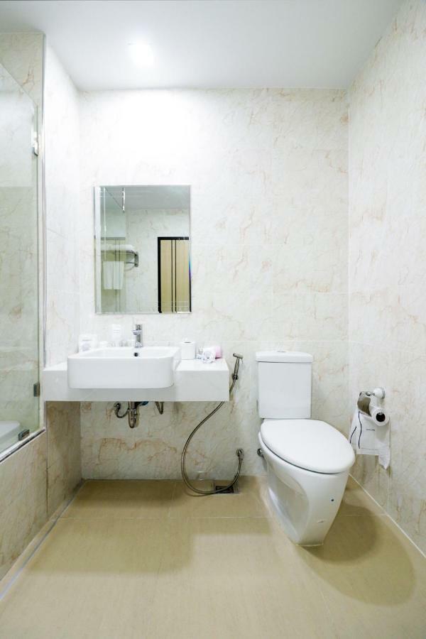 Oyo 234 Tara Grande Hotel & Spa Bangkok Exteriör bild